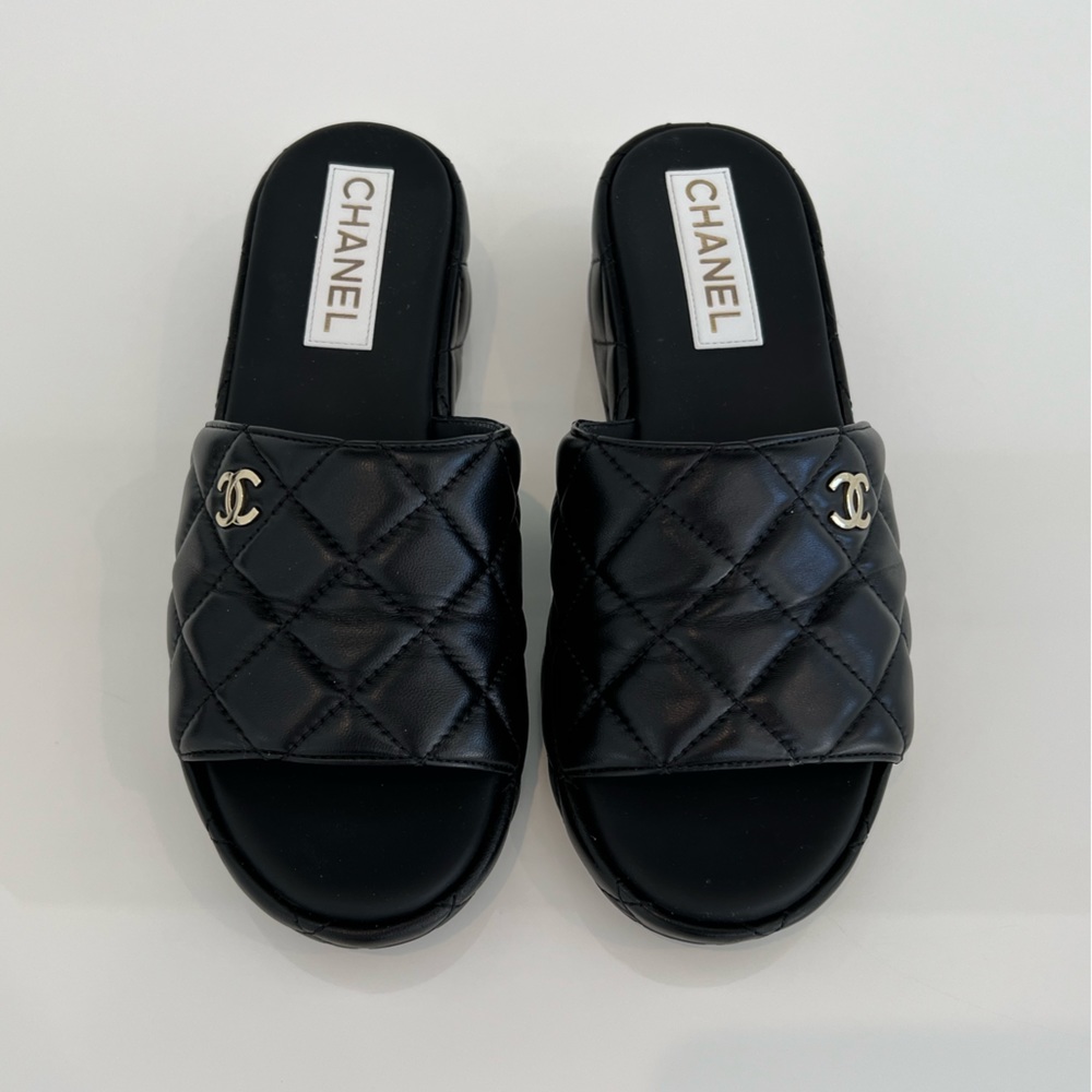 CHANEL 23C BLACK LEATHER PLATFORM SLIDE SANDALS SIZE IT 38 / US 8 - Picture 4 of 15